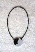 collier surprice schwarz grau weiß 1
